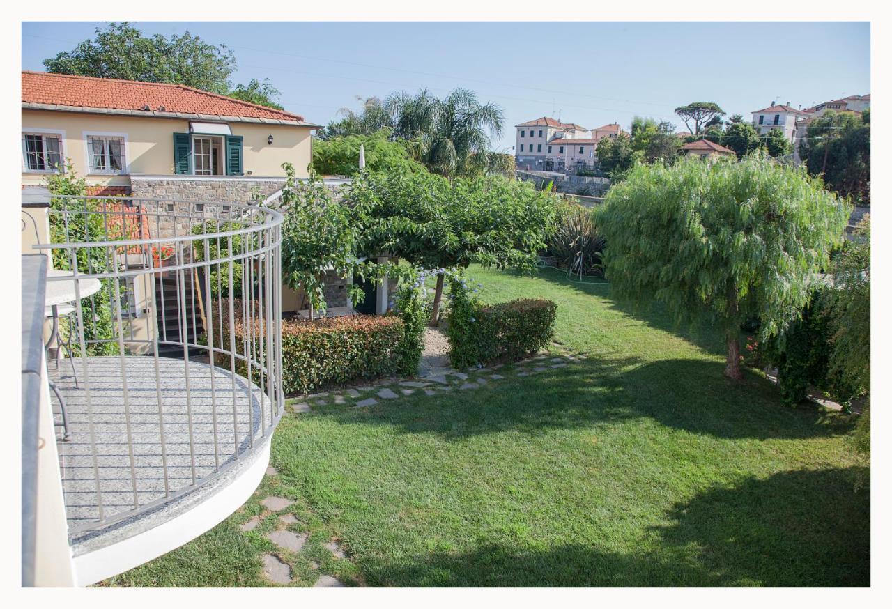 Casa Vacanze Nel Giardino Di Renzo Imperia Exterior photo