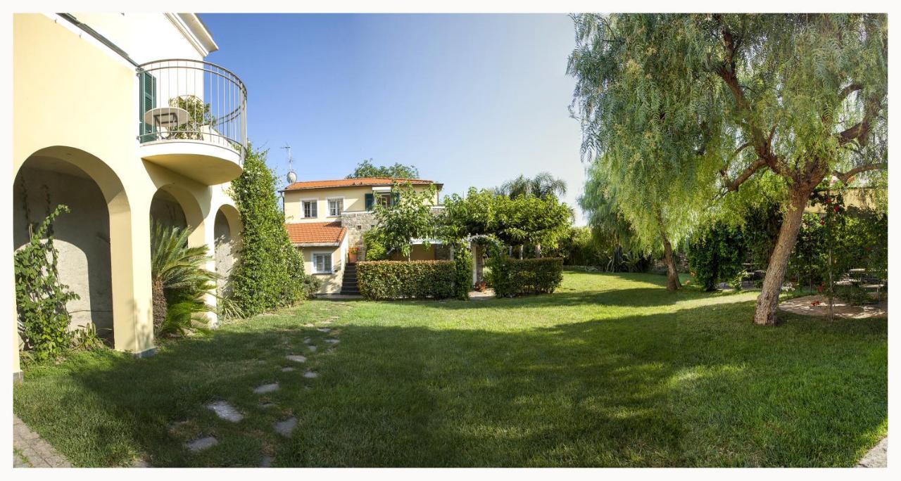 Casa Vacanze Nel Giardino Di Renzo Imperia Exterior photo