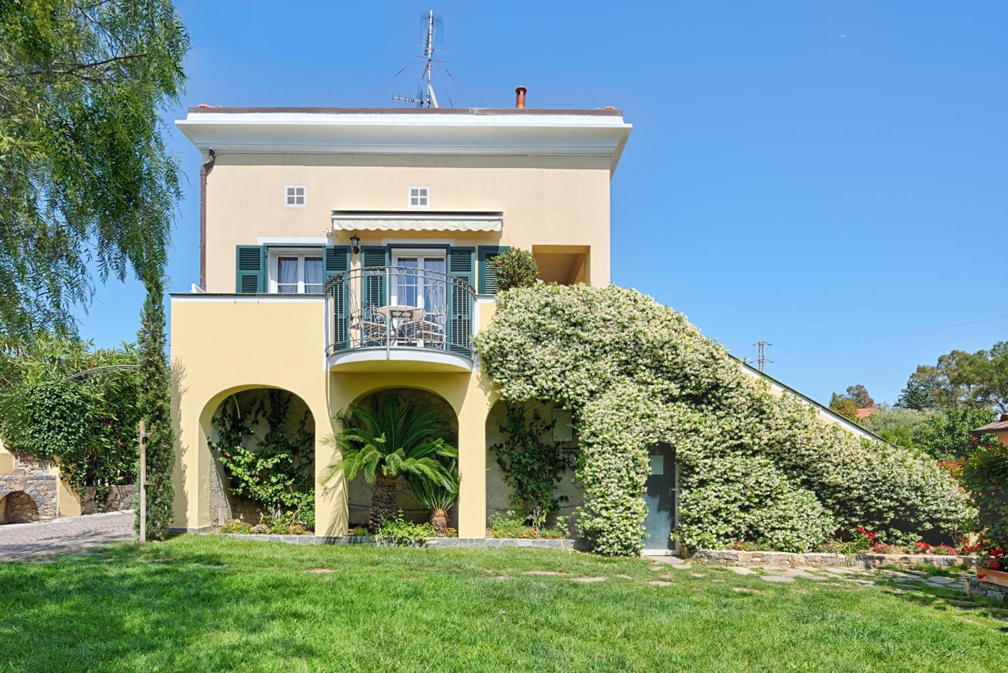 Casa Vacanze Nel Giardino Di Renzo Imperia Exterior photo