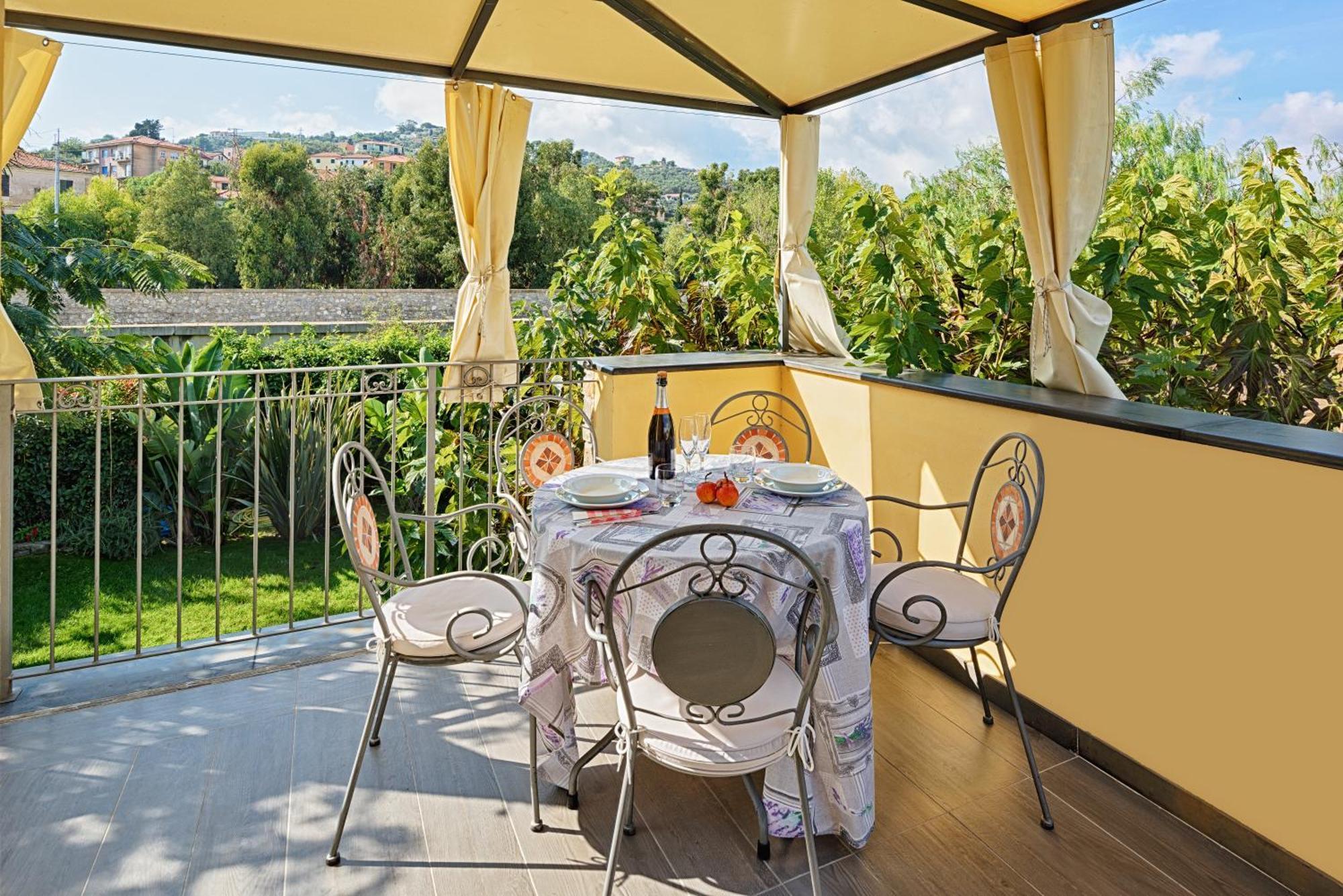 Casa Vacanze Nel Giardino Di Renzo Imperia Exterior photo